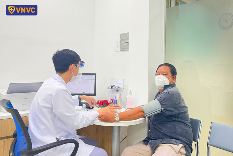 khách hàng vnvc long xuyên được thăm khám sàng lọc trước tiêm