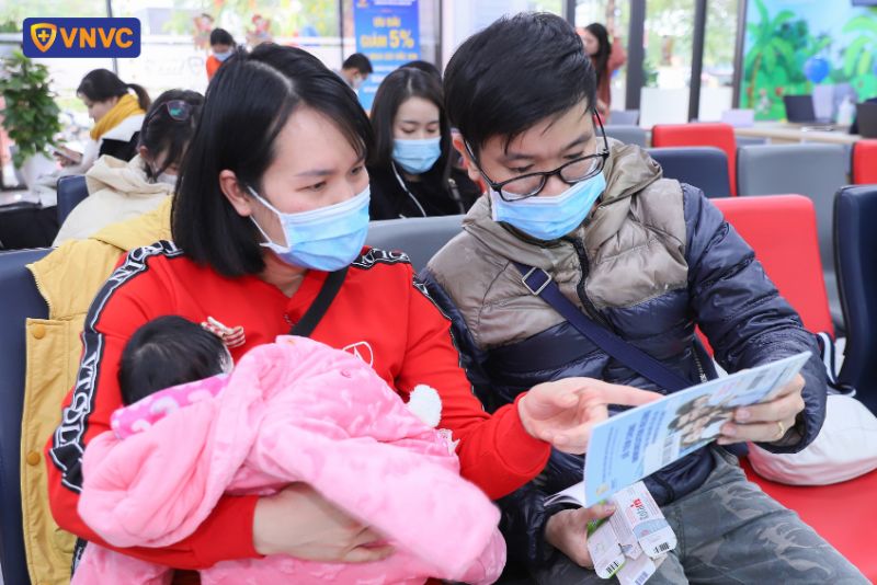 khách hàng xem hướng dẫn quy trình tiêm