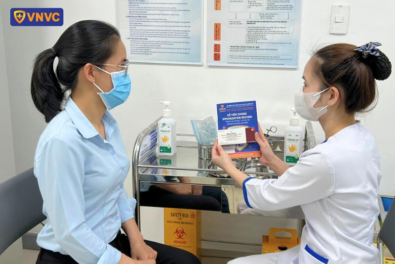 khách hàng xem vắc xin bexsero trước tiêm