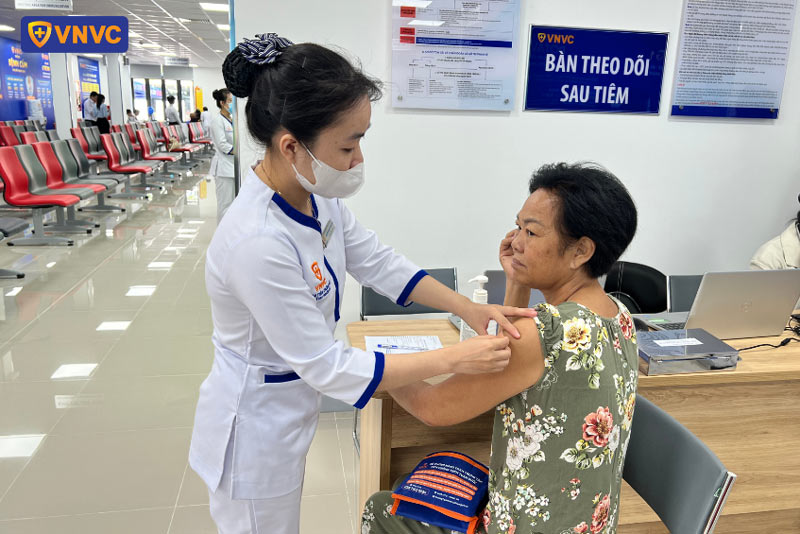 kiểm tra sau tiêm chủng vắc xin