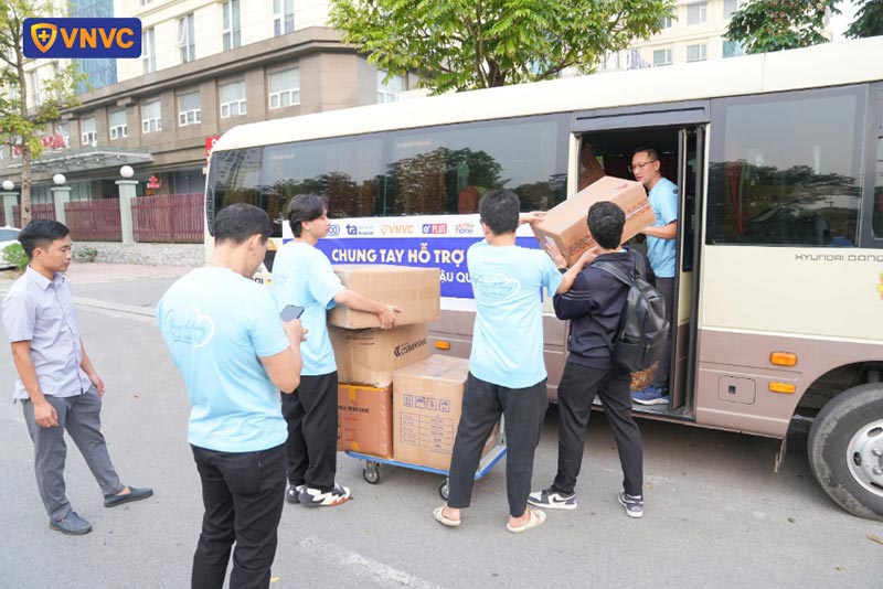 loaded the aid supplies onto trucks