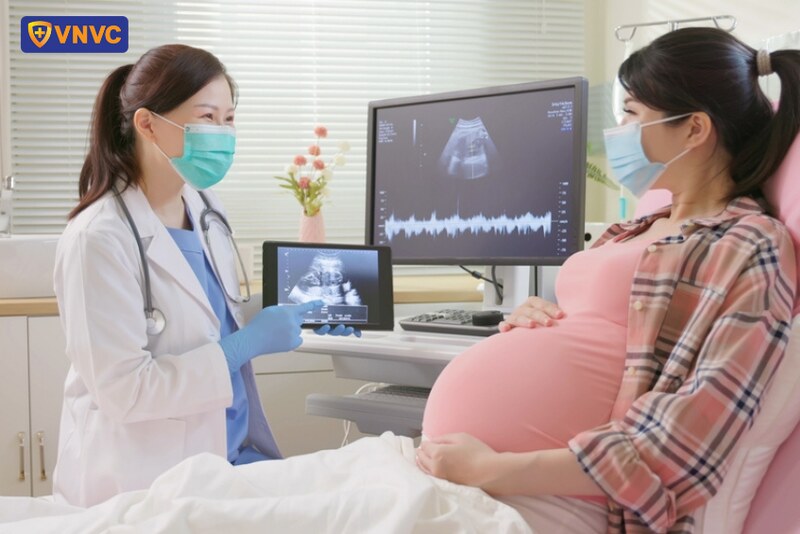 mẹ bầu thăm khám bác sĩ