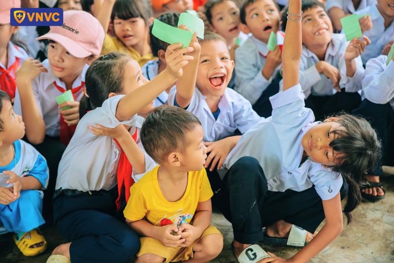 môi trường đông đúc dễ lây nhiễm tay chân miệng