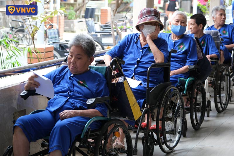 người cao tuổi dễ mắc bệnh truyền nhiễm