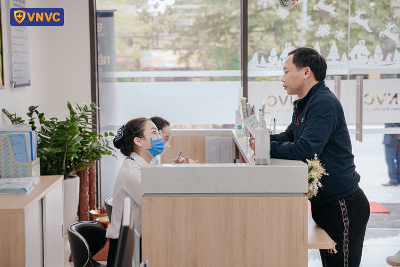 nhân viên trò chuyện cùng khách hàng