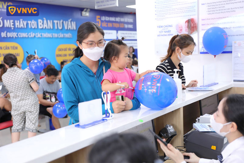 nhân viên tư vấn gói tiêm cho khách hàng