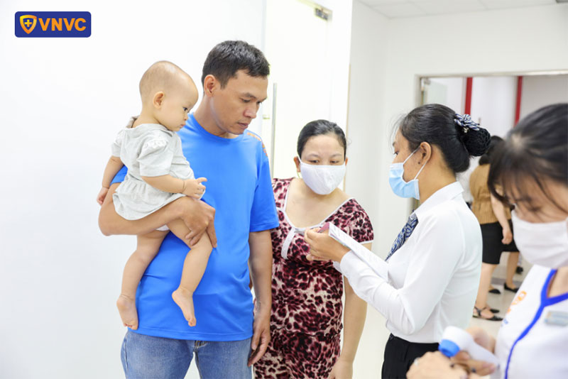 nhân viên vnvc dĩ an hướng dẫn khách hàng tận tình