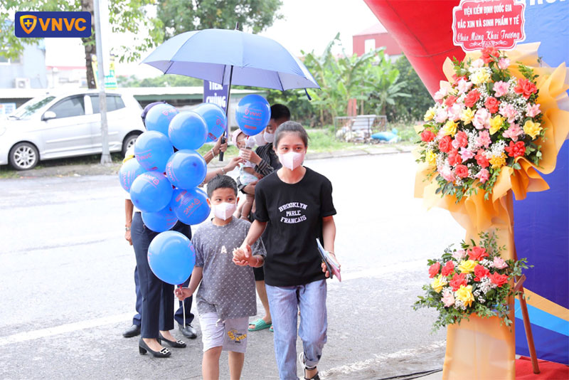 nhân viên vnvc đón tiếp khách hàng tận tình