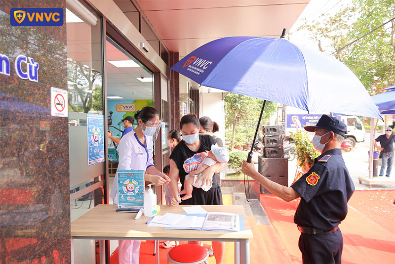 nhân viên vnvc đón tiếp khách hàng tận tình