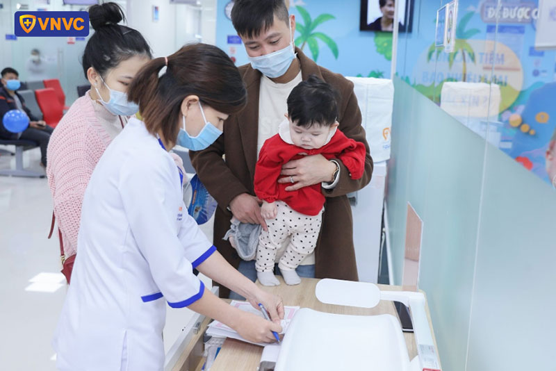 nhân viên vnvc hướng dẫn theo dõi sau tiêm