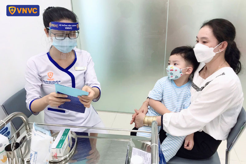 nhân viên vnvc long xuyên hướng dẫn quy trình tiêm