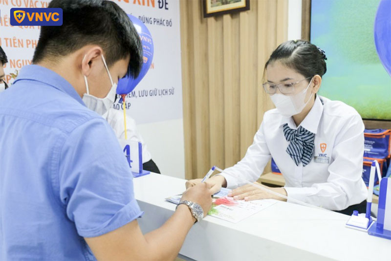 nhân viên vnvc mỹ tho tư vấn cho khách hàng