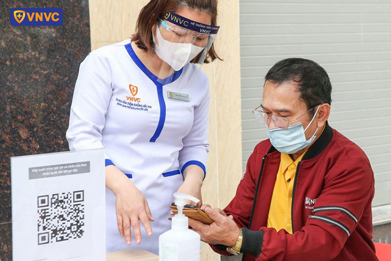 nhân viên vnvc nhiệt tình đón tiếp khách hàng