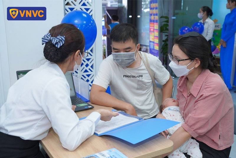 nhân viên vnvc tam trinh tư vấn gói tiêm cho khách hàng