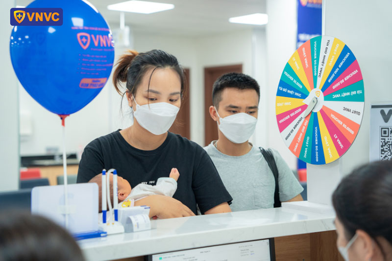 nhân viên vnvc thanh trì tư vấn gói tiêm cho khách hàng