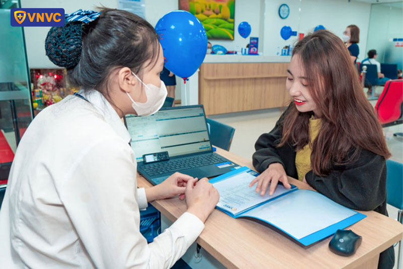 nhân viên vnvc tư vấn gói tiêm cho khách hàng
