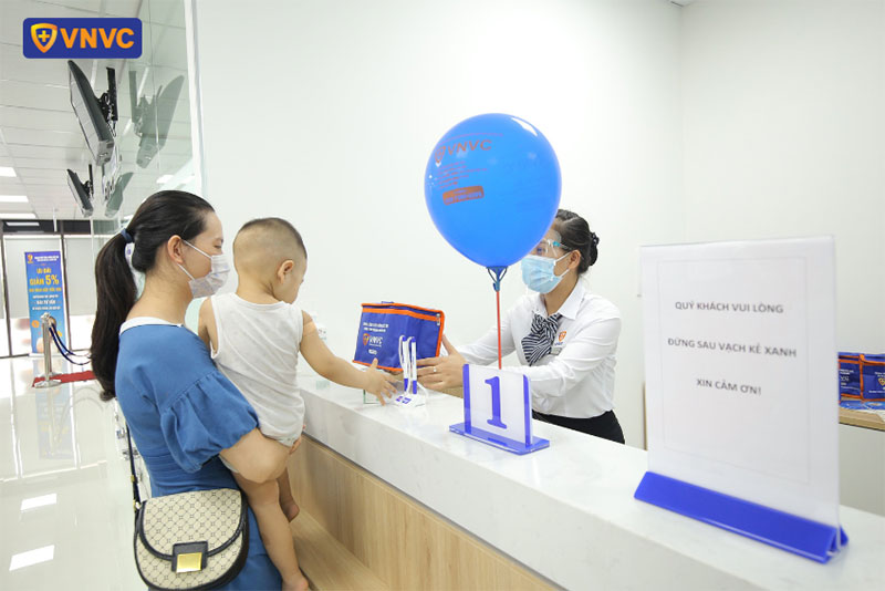 nhân viên vnvc tư vấn gói tiêm cho khách