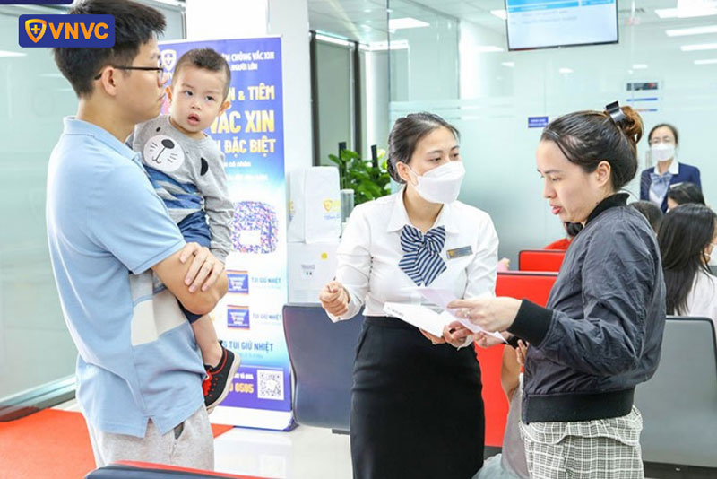 nhân viên vnvc tư vấn gói tiêm tận tình