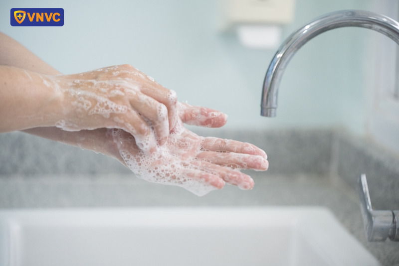 rửa tay bằng xà phòng và nước sạch
