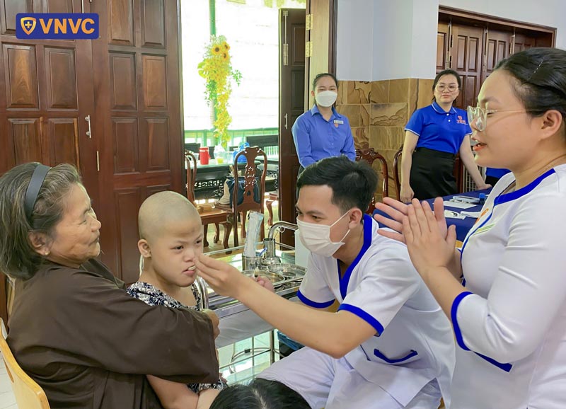 thăm khám kiểm tra sức khỏe trước khi tiêm vắc xin