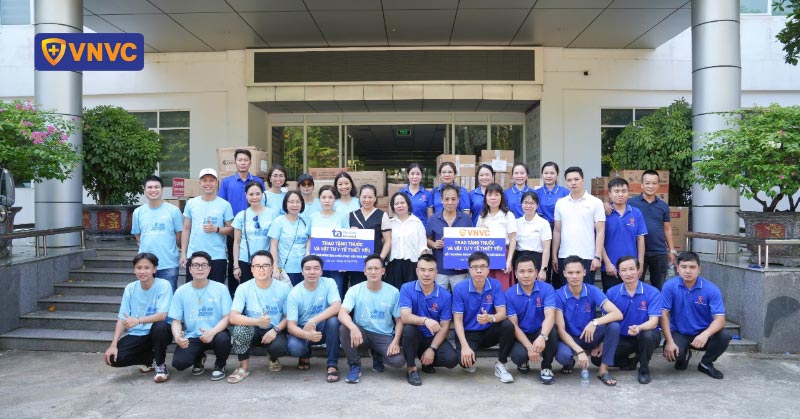 thumb aids flood victims with medical supplies and free vaccinations