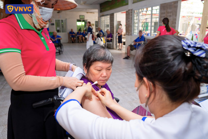 tiêm chủng lưu động cho người cao tuổi