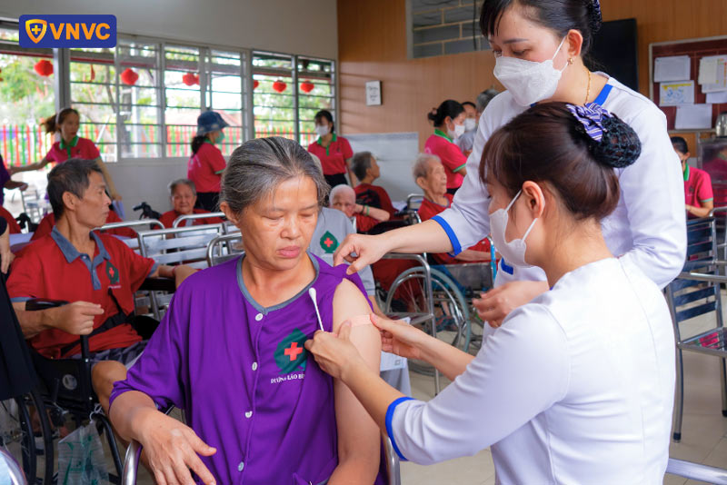 tiêm chủng lưu động cho người cao tuổi