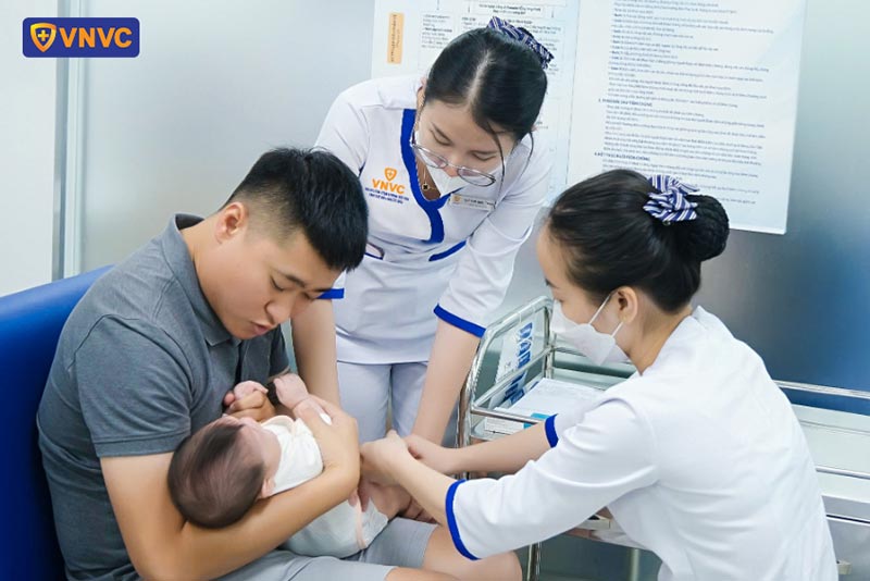 tiêm phòng sởi cho trẻ sơ sinh