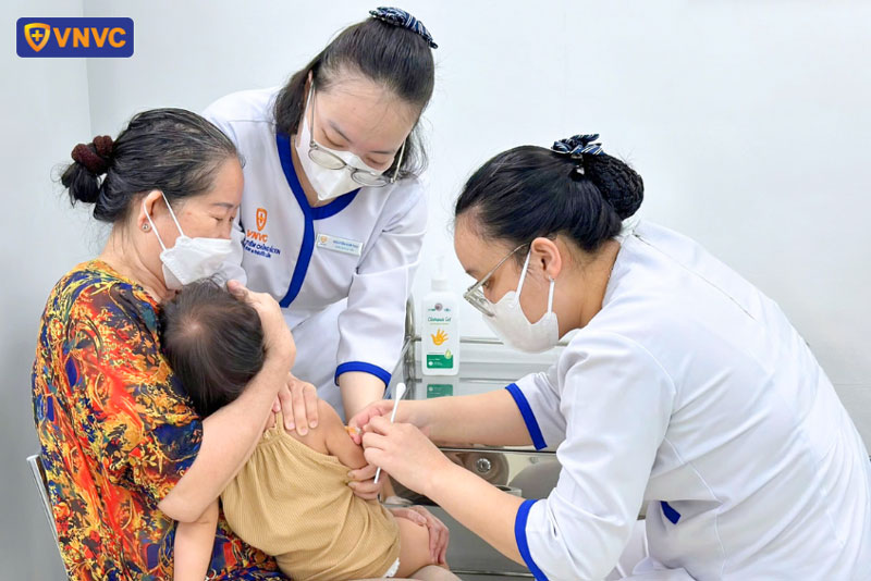 tiêm phòng vắc xin sởi cho trẻ