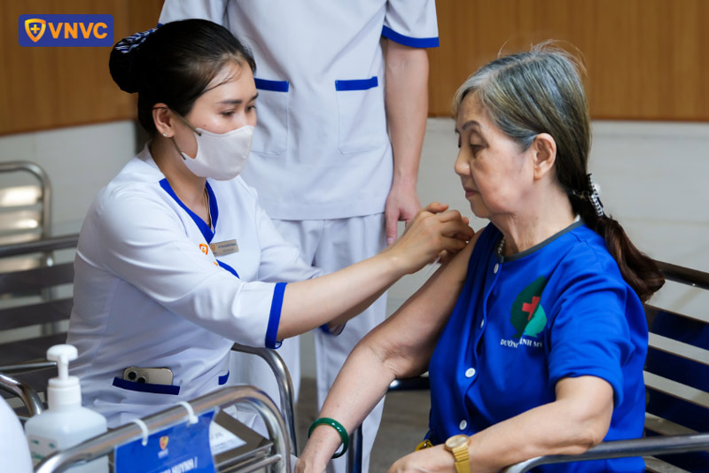 tiêm vắc xin bảo vệ người lớn tuổi