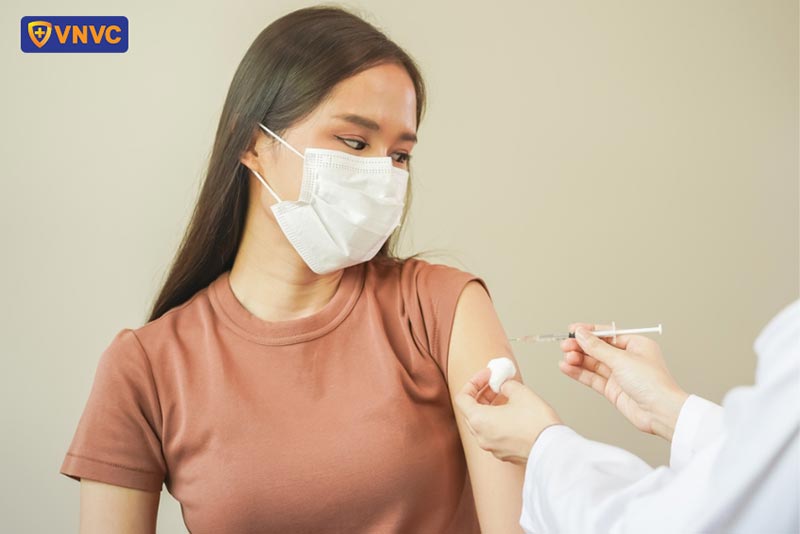 tiêm vắc xin ngừa bệnh viêm màng não