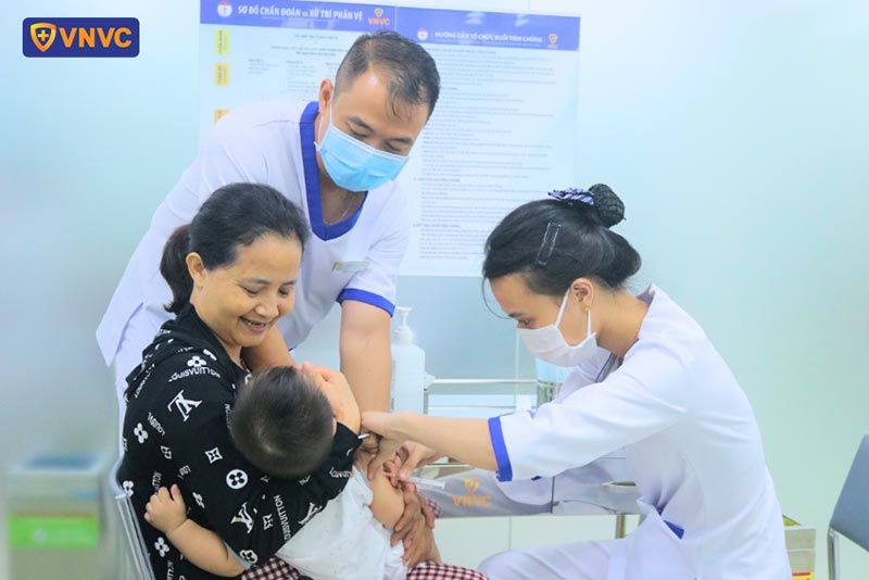 tiêm vắc xin sởi cho trẻ nhỏ