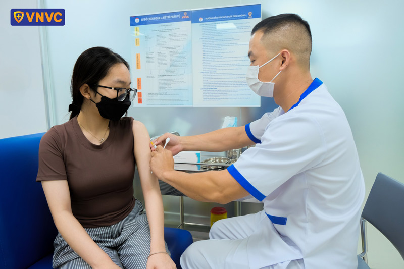 tiêm vắc xin sốt xuất huyết phòng bệnh