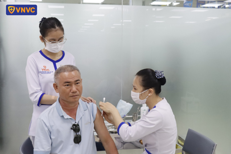 tiêm vắc xin zona cho người cao tuổi