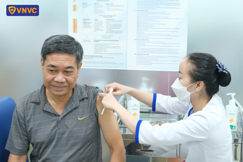 tiêm vắc xin zona cho người lớn tuổi