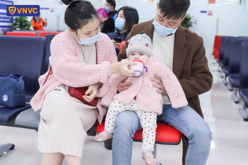 trẻ đến tiêm chủng tại vnvc hưng yên