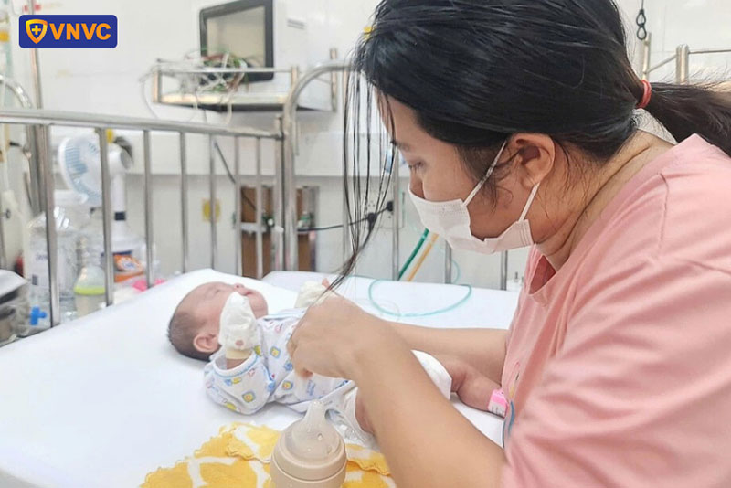 trẻ nhỏ mắc sởi tại bệnh viện nhi đồng