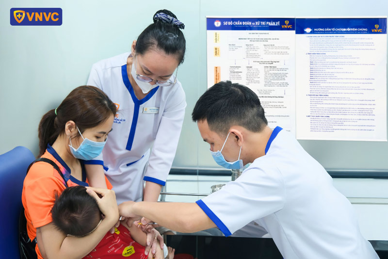 trẻ nhỏ tiêm vắc xin tại vnvc