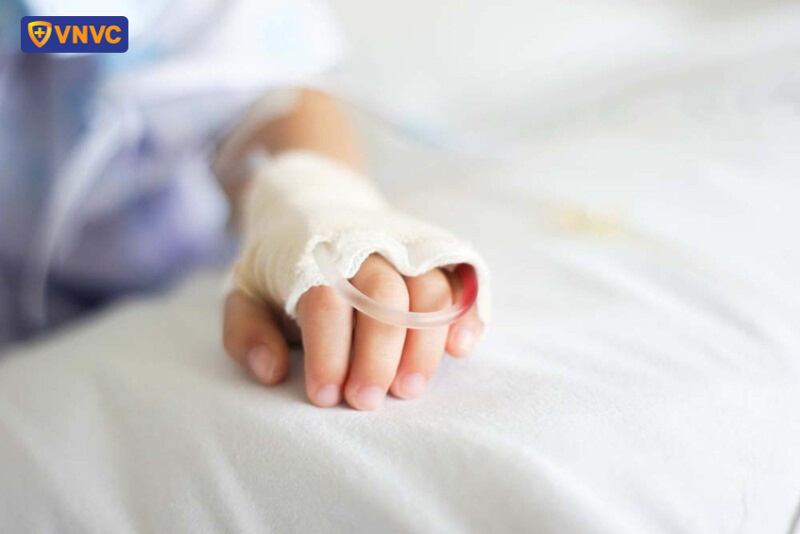 truyền tĩnh mạch cho bệnh nhân sốt xuất huyết