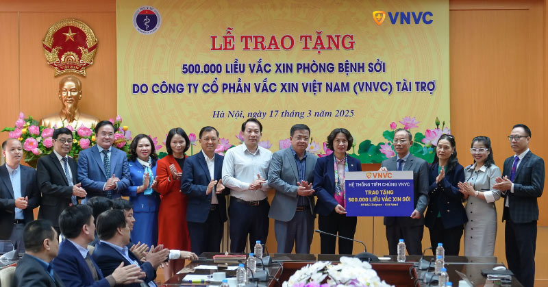 vnvc tặng vắc xin sởi cho bộ y tế