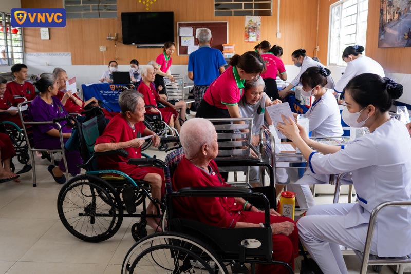 vnvc tiêm vắc xin lưu động cho người cao tuổi