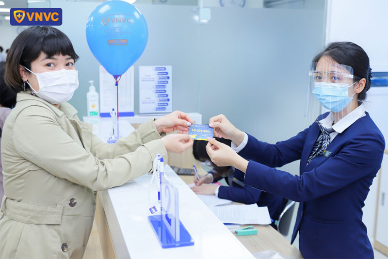 vnvc trao thẻ quà tặng cho khách hàng
