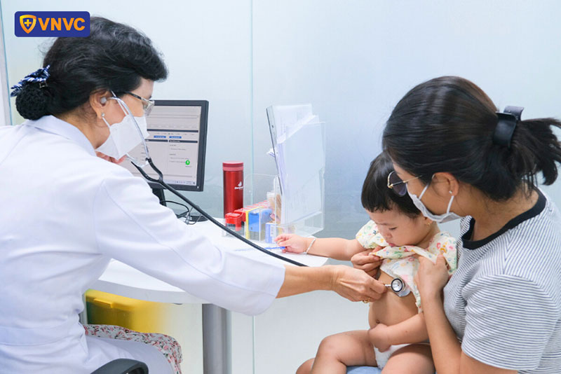 bác sĩ khám sàng lọc cho trẻ tại vnvc bình tân 2