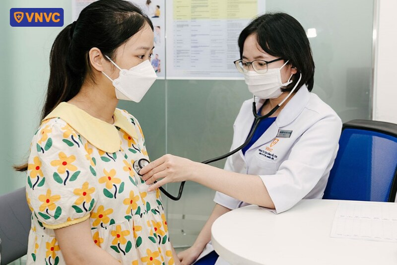 bác sĩ khám sàng lọc kỹ lưỡng trước tiêm