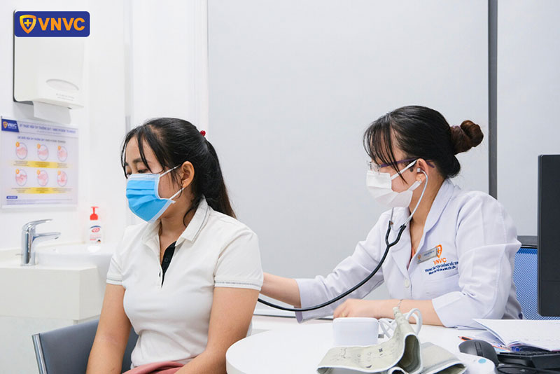 bác sĩ tại vnvc bình tân 2 tận tình thăm khám cho khách hàng