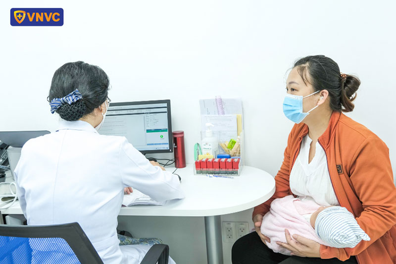 bác sĩ tại vnvc định quán tư vấn cho người tiêm