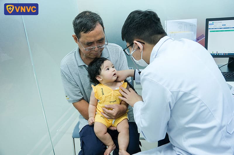 bác sĩ thăm khám sàng lọc tại vnvc phạm hùng