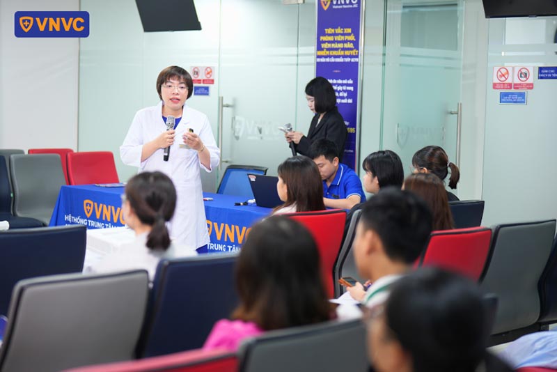 bác sĩ trình bày