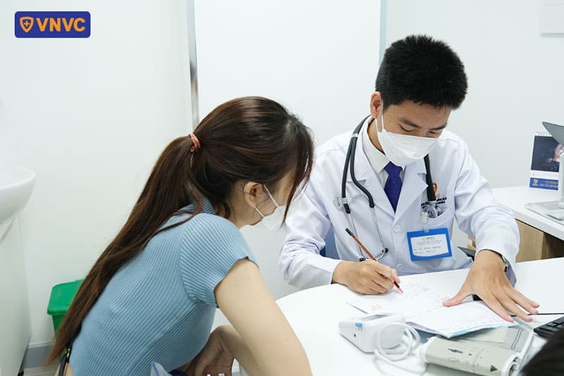bác sĩ và khách hàng tại vnvc nguyễn duy trinh 2