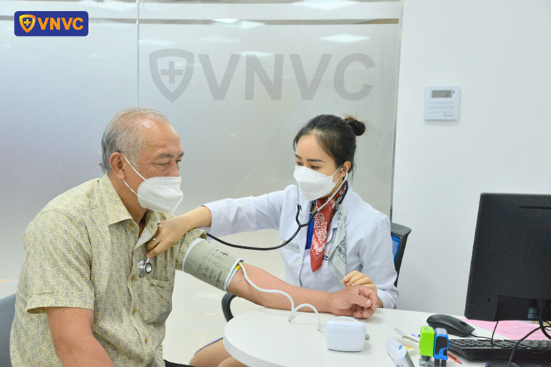 bác sĩ vnvc bà rịa thăm khám sàng lọc cho người tiêm